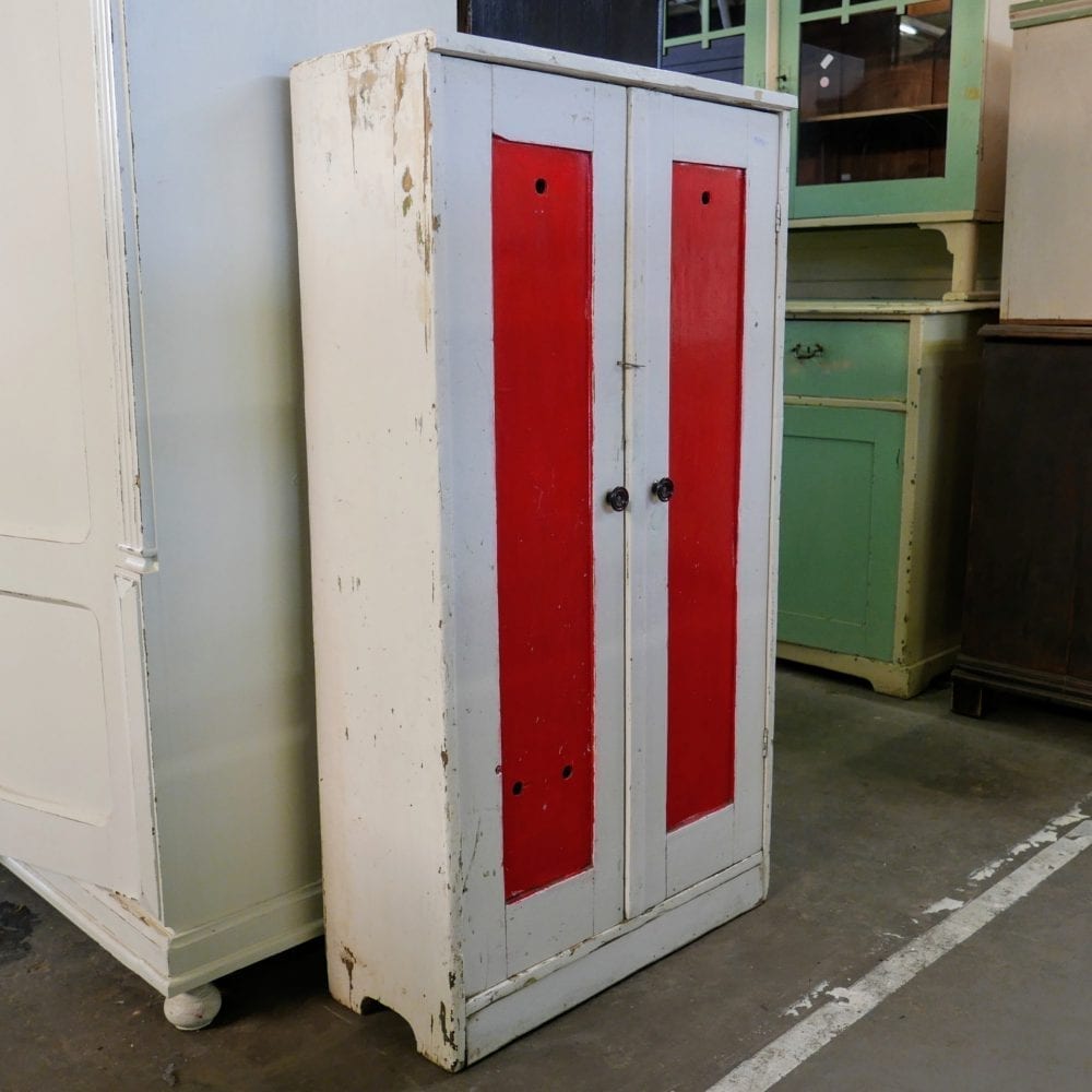 Rood-witte linnenkast
