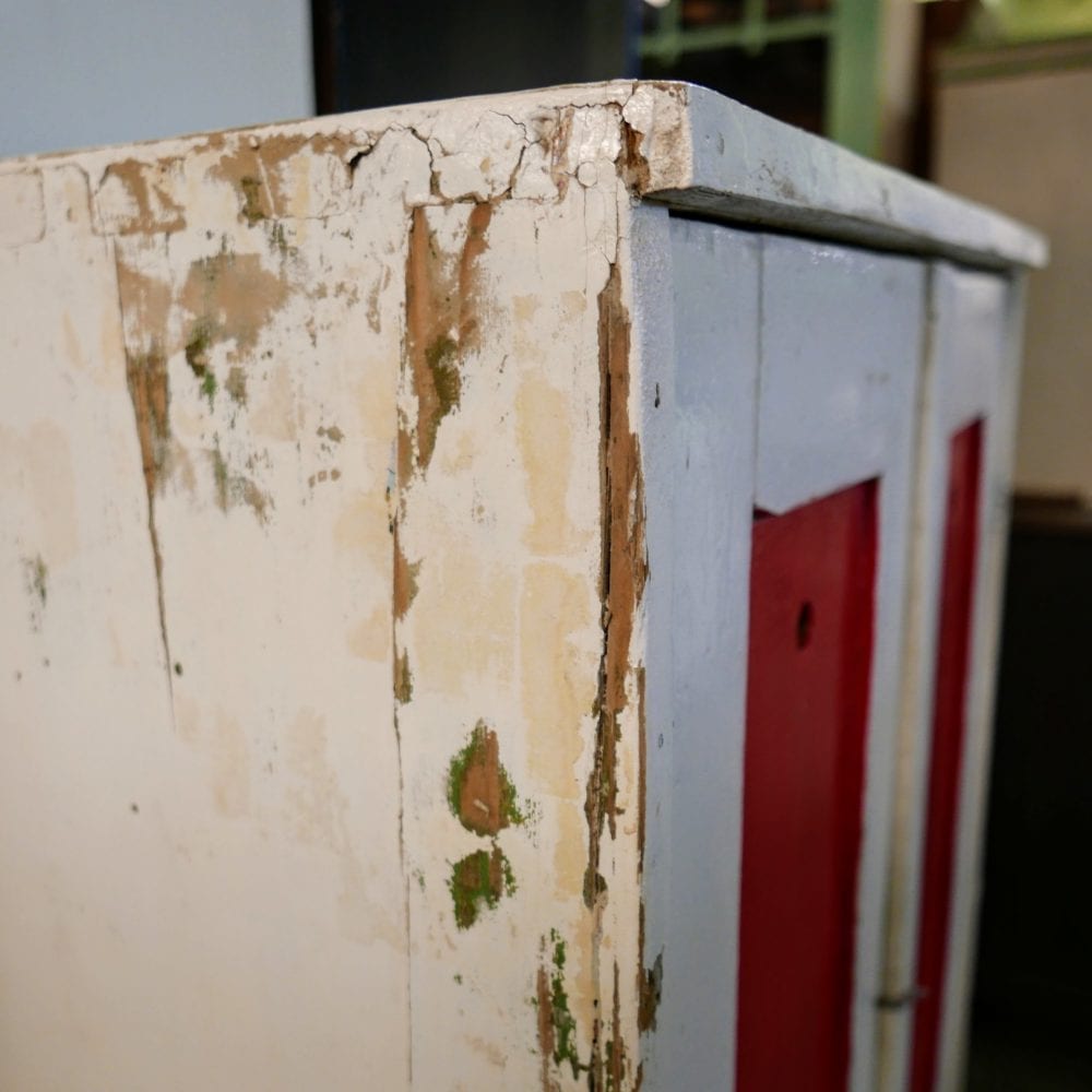 Rood-witte linnenkast
