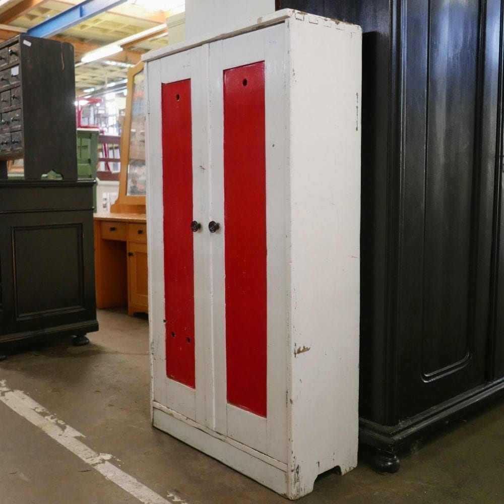 Rood-witte linnenkast