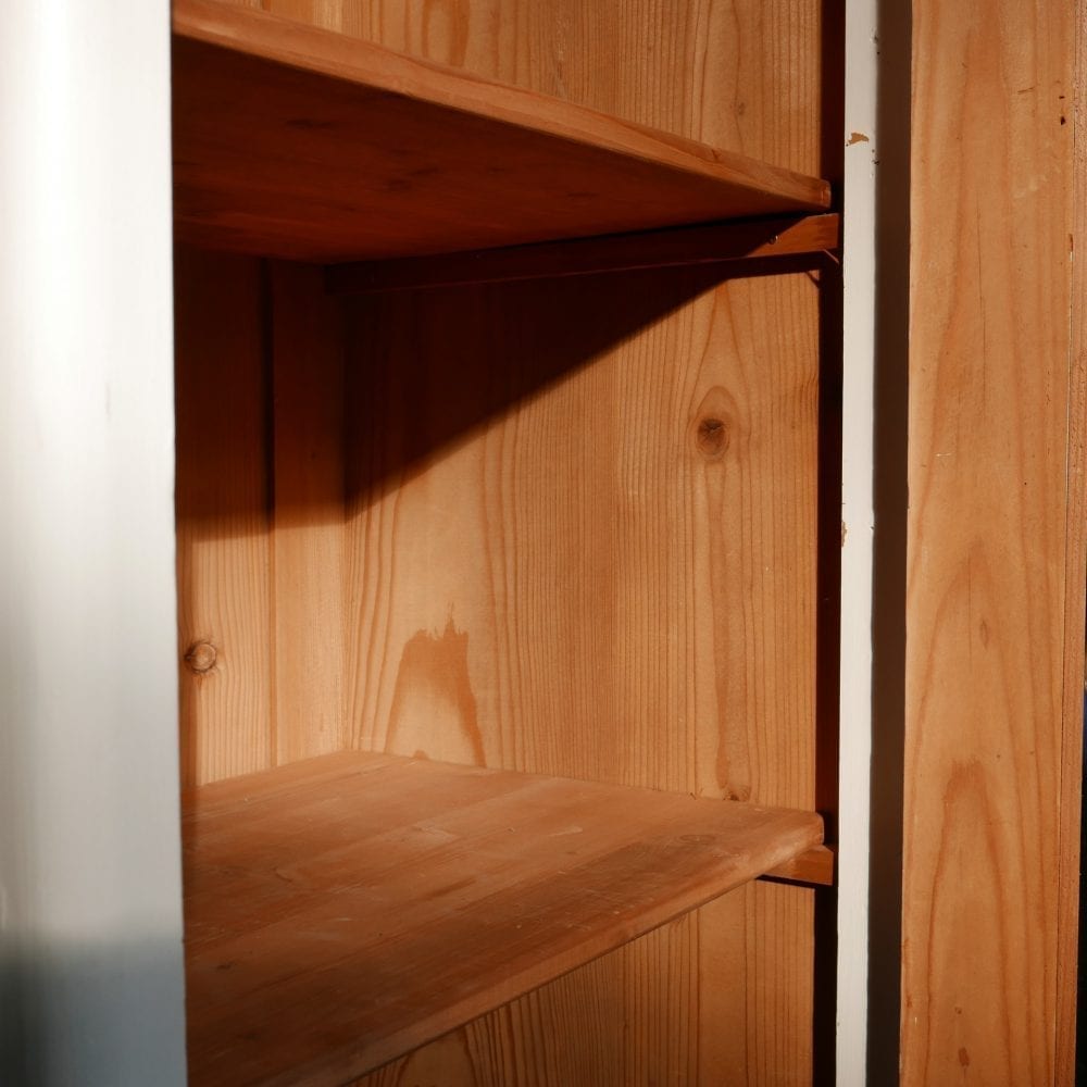houten witte vitrinekast