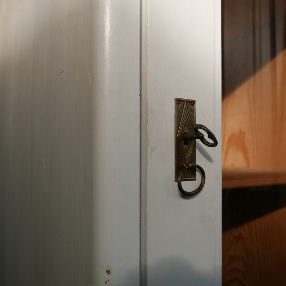 houten witte vitrinekast