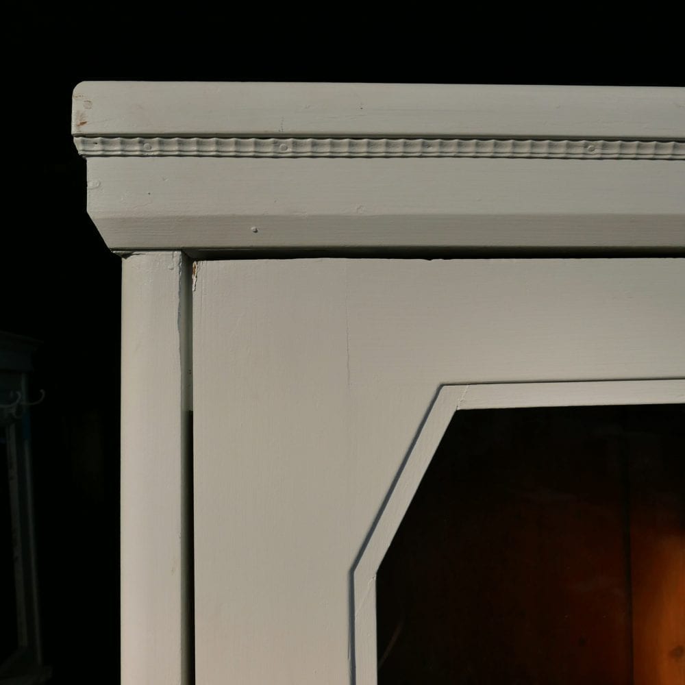 houten witte vitrinekast
