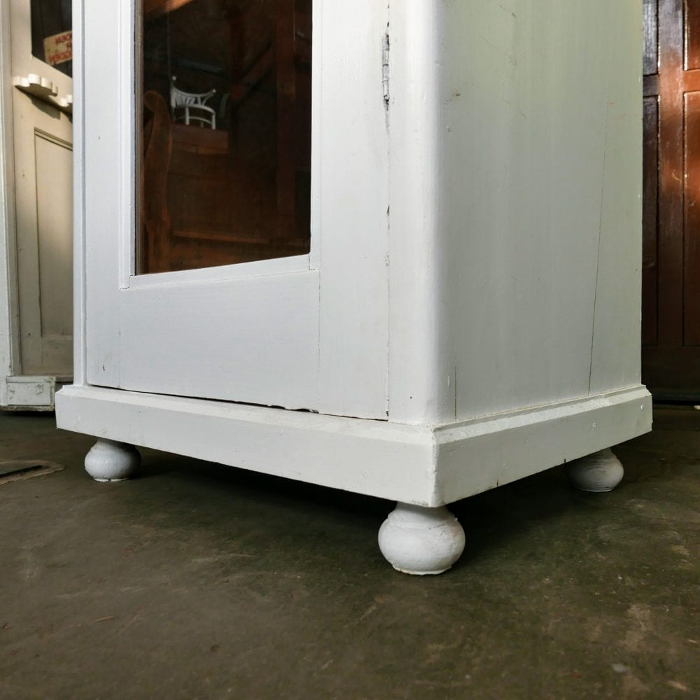 houten witte vitrinekast