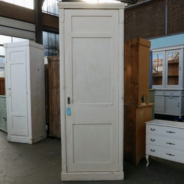 houten witte linnenkast