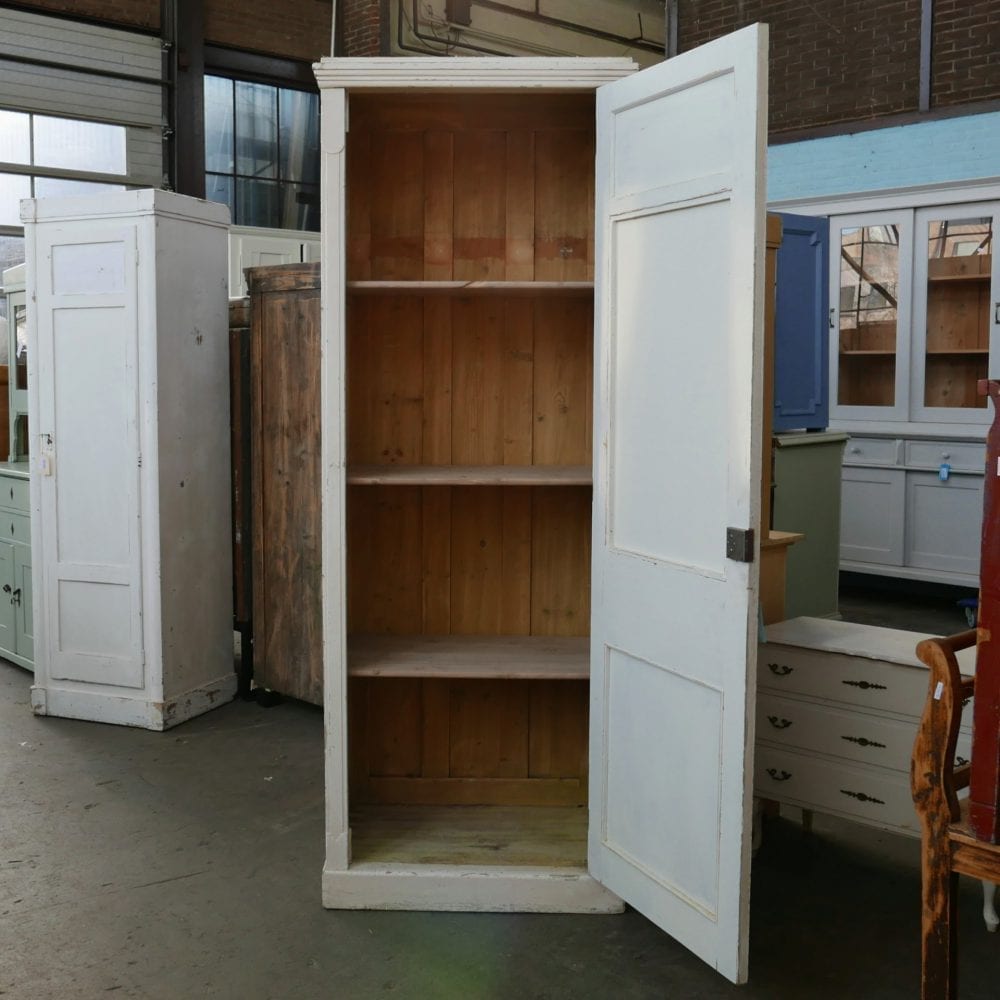 houten witte linnenkast