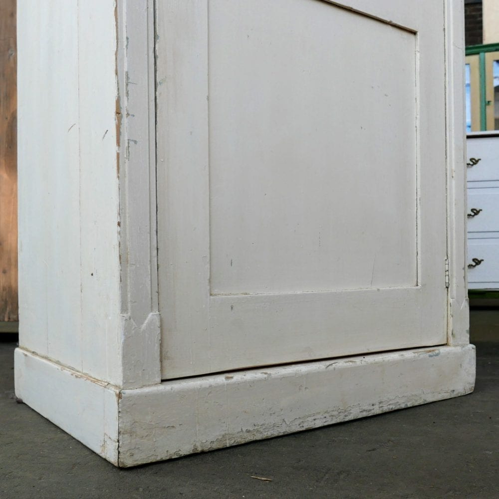 houten witte linnenkast
