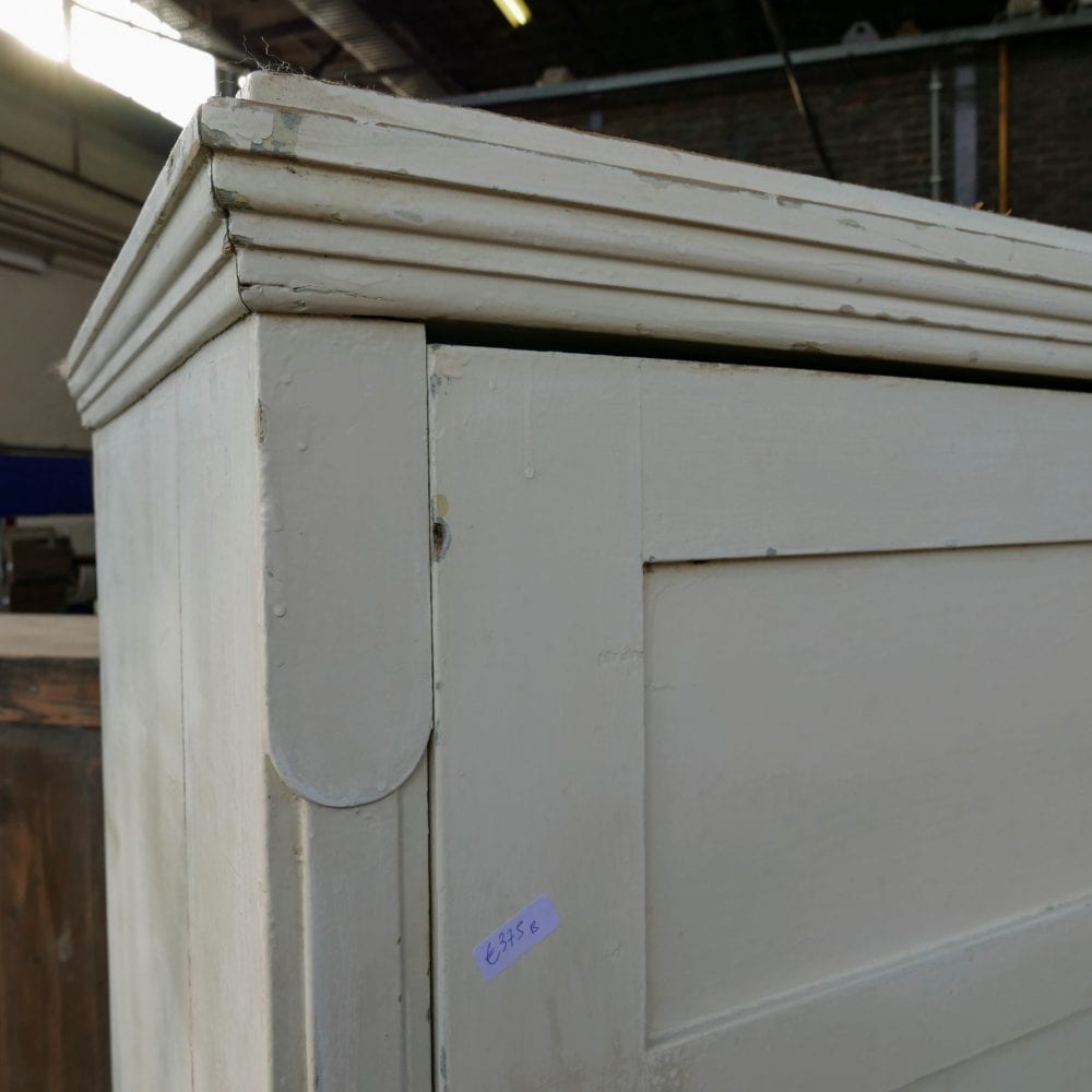 houten witte linnenkast