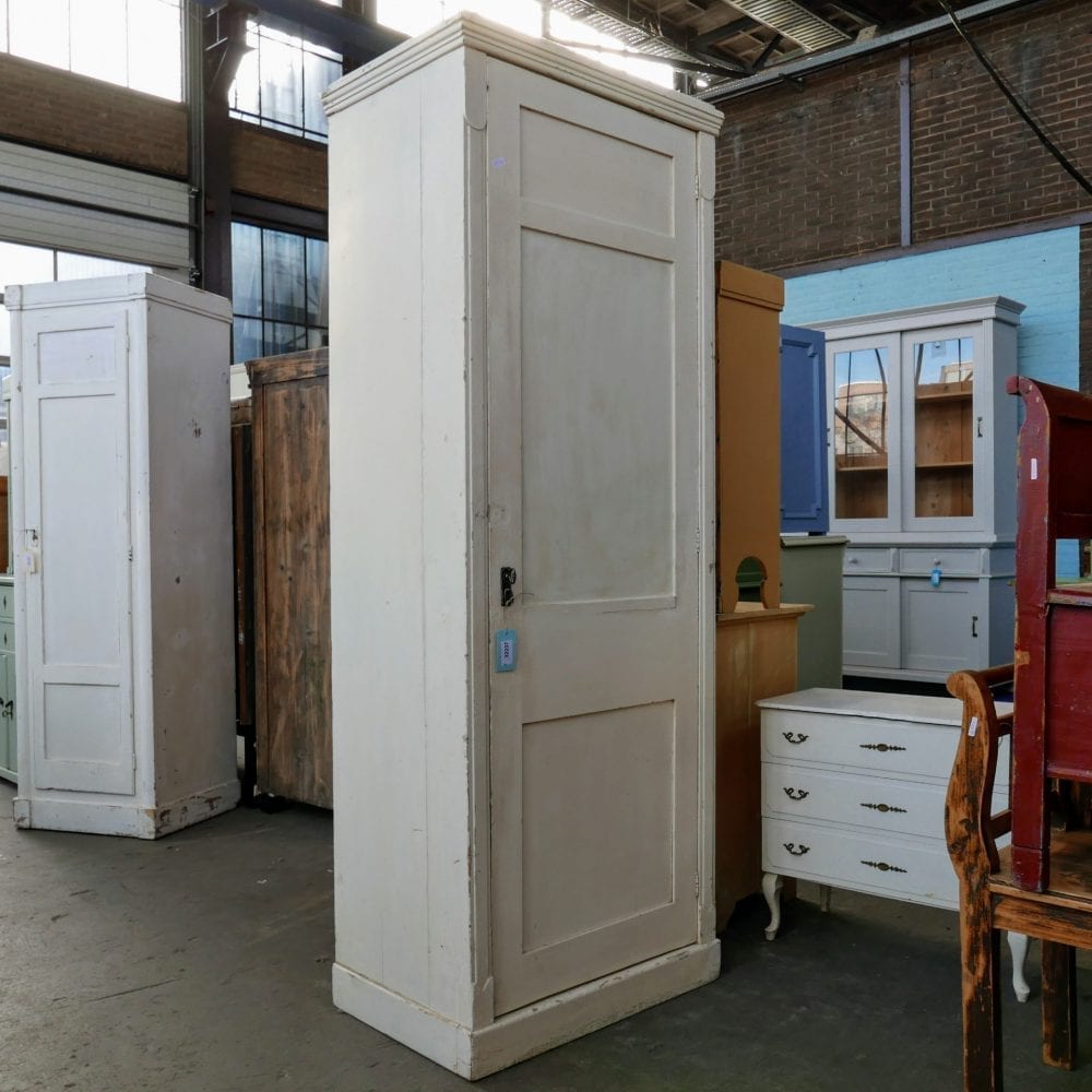 houten witte linnenkast