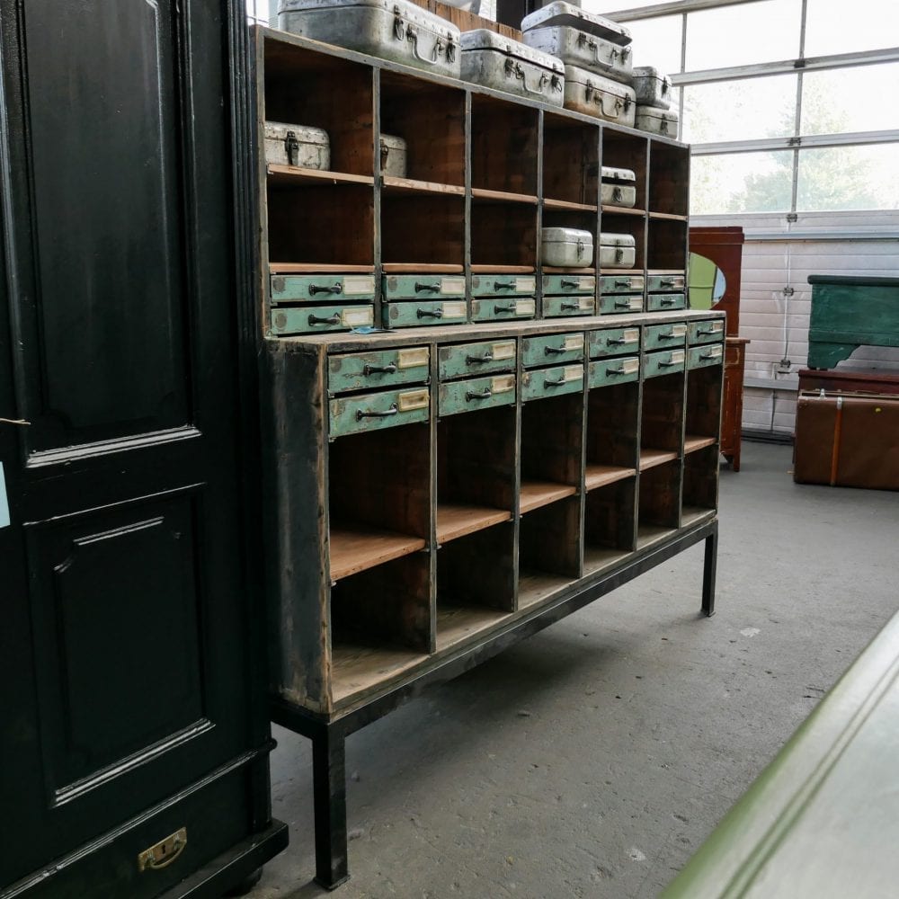 Houten vakkenkast
