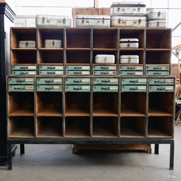 Houten vakkenkast