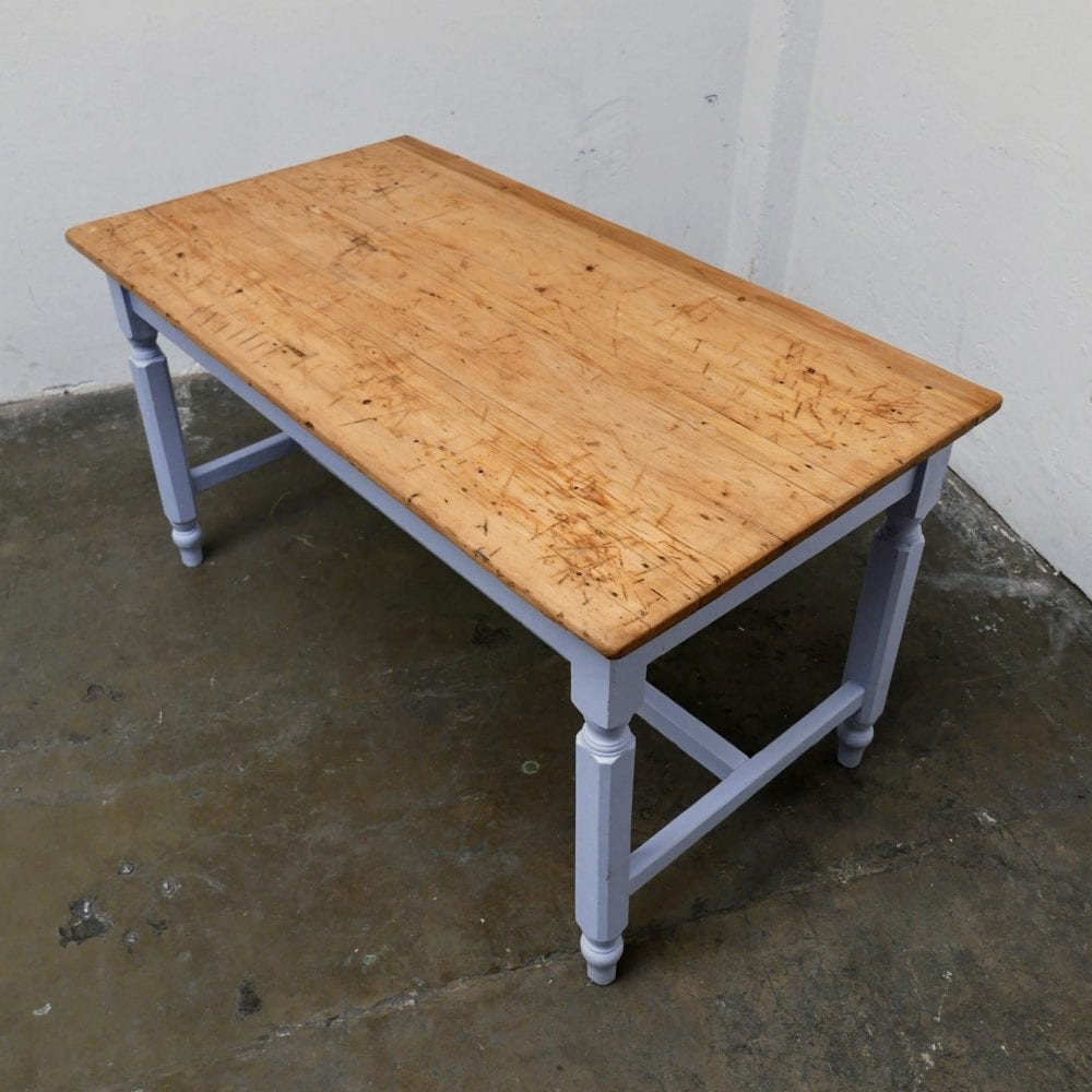 Houten blauwe tafel