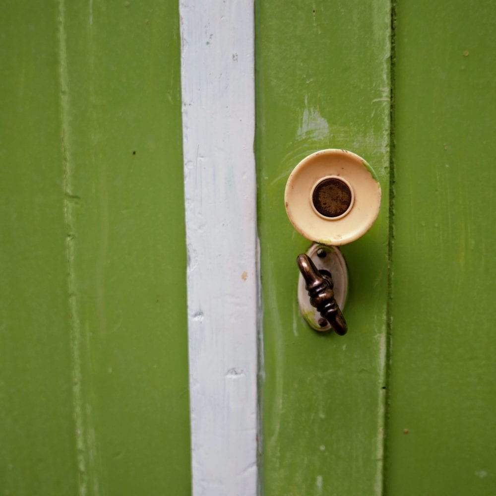 Wit-groene houten onderkast of commode