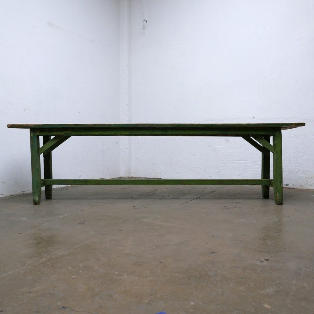 Lange groene houten tafel