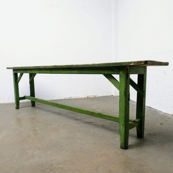 Lange groene houten tafel