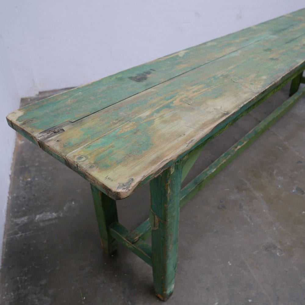 Lange groene houten tafel