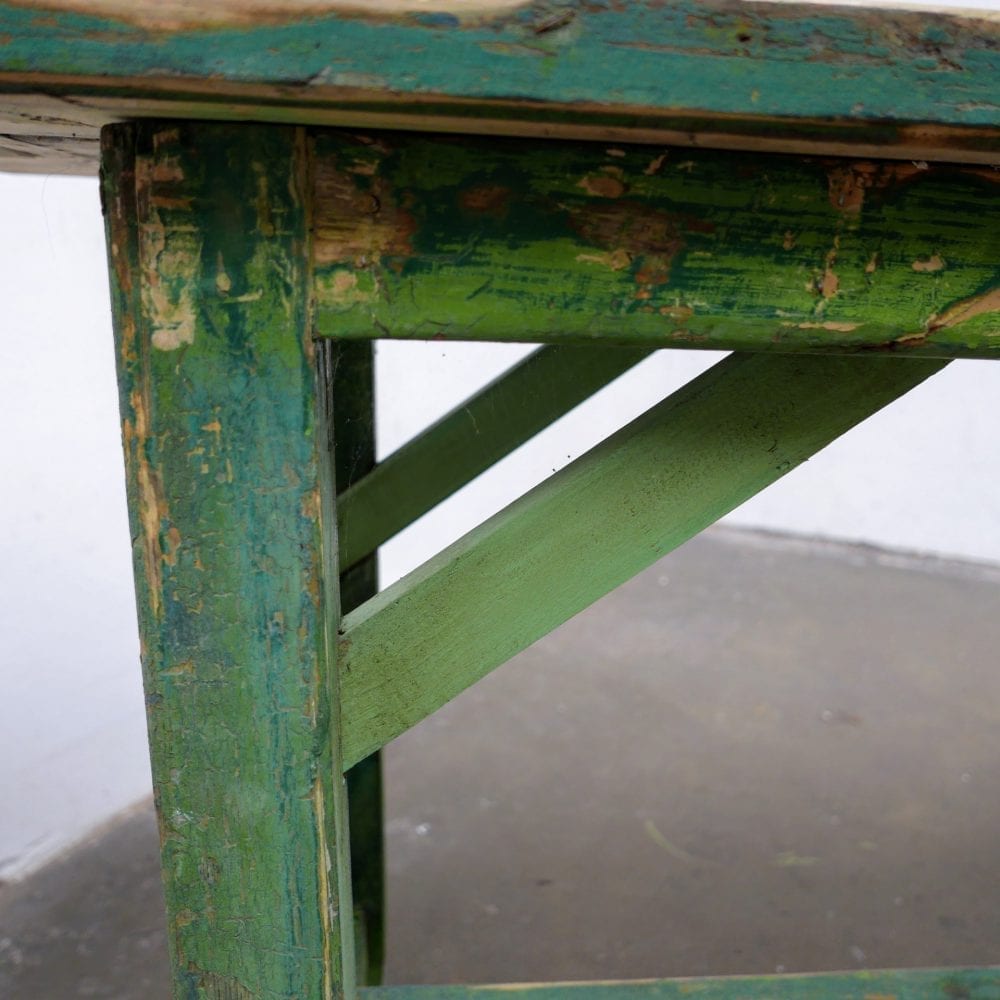 Lange groene houten tafel