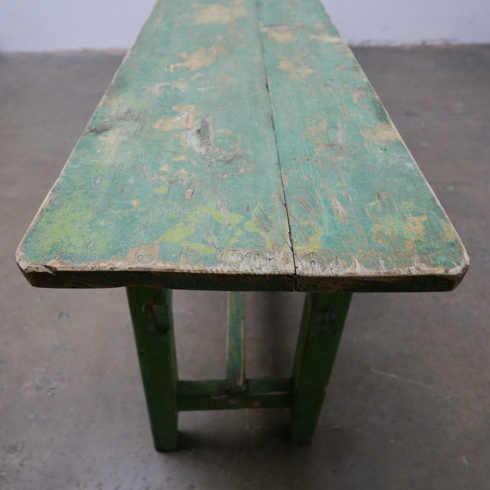 Lange groene houten tafel