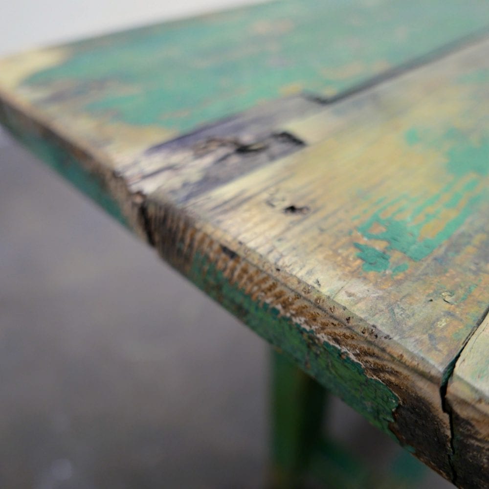 Lange groene houten tafel