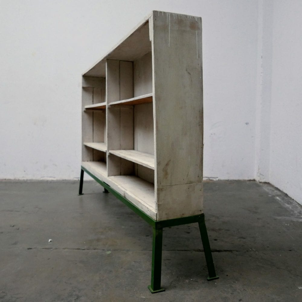 Witte smalle kast