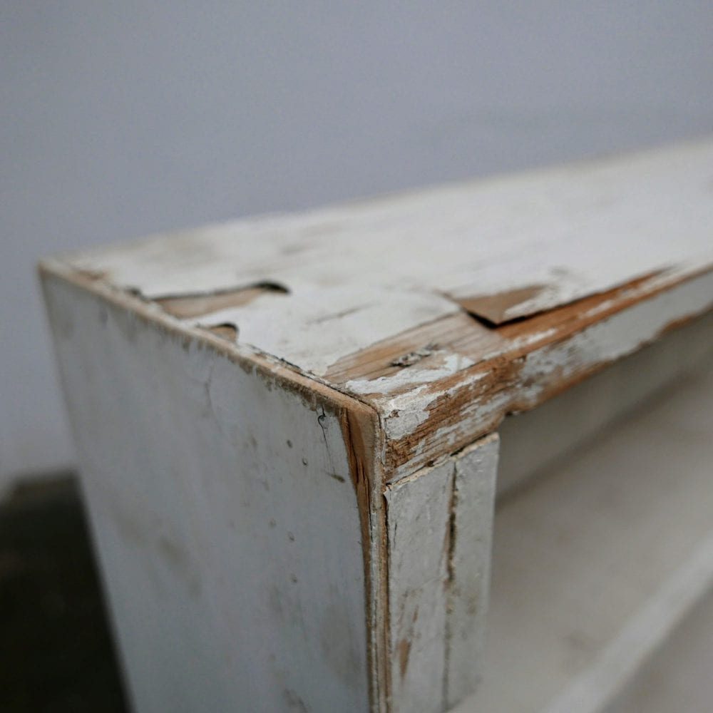 Witte smalle kast