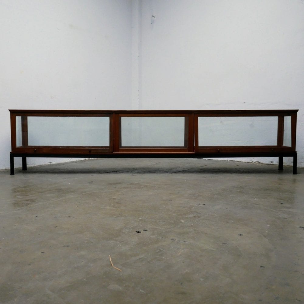 Glazen dressoir