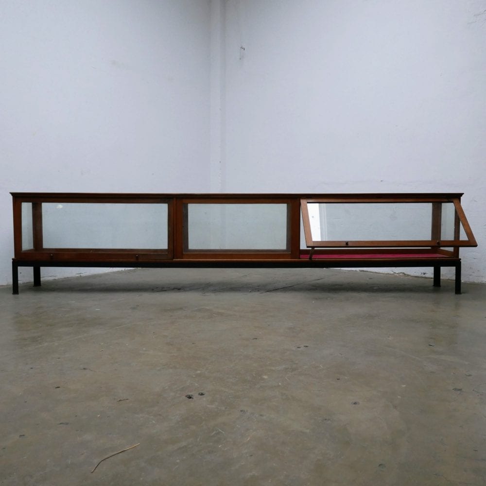 Glazen dressoir