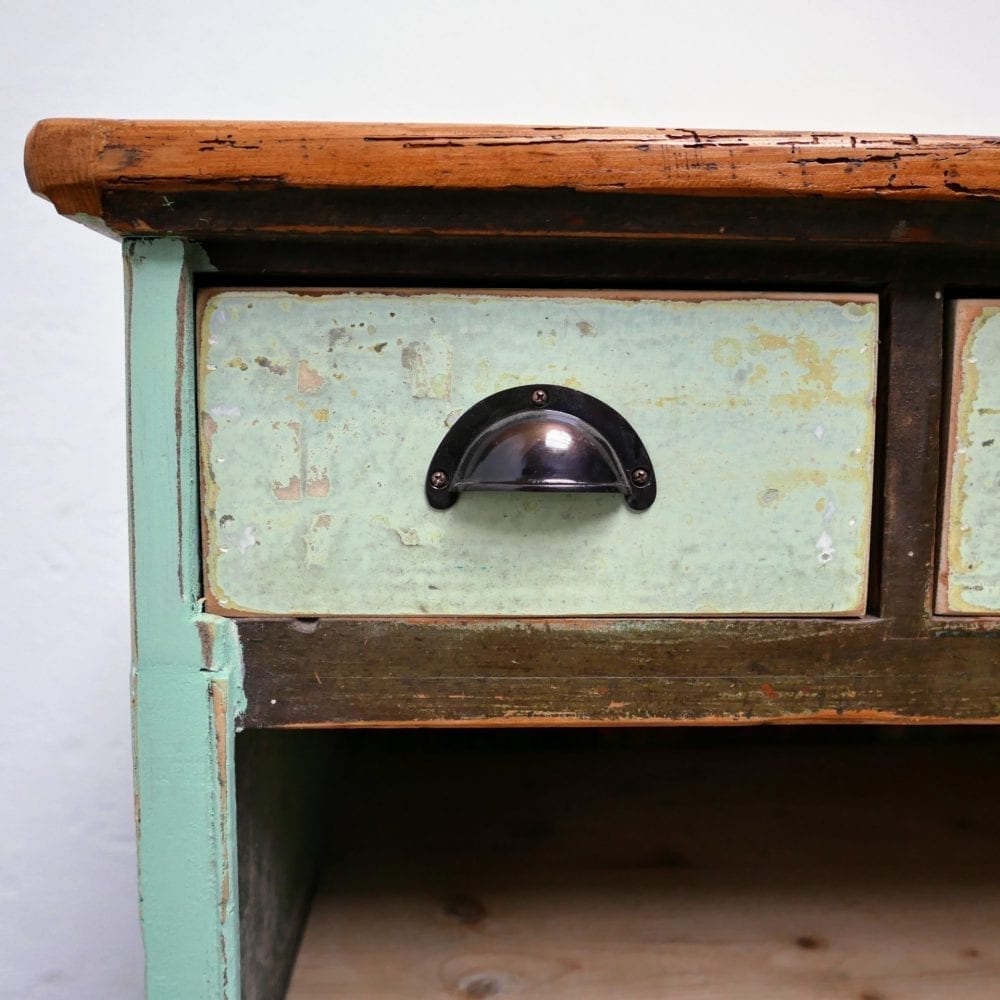 Mint kleurige houten commode