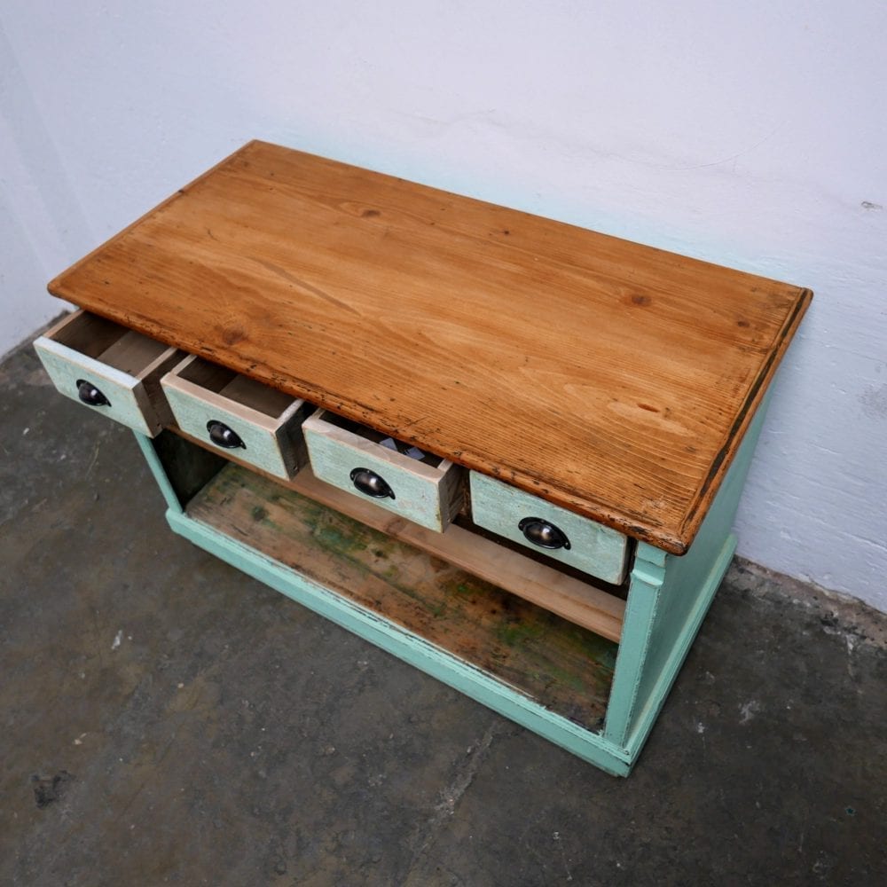 Mint kleurige houten commode