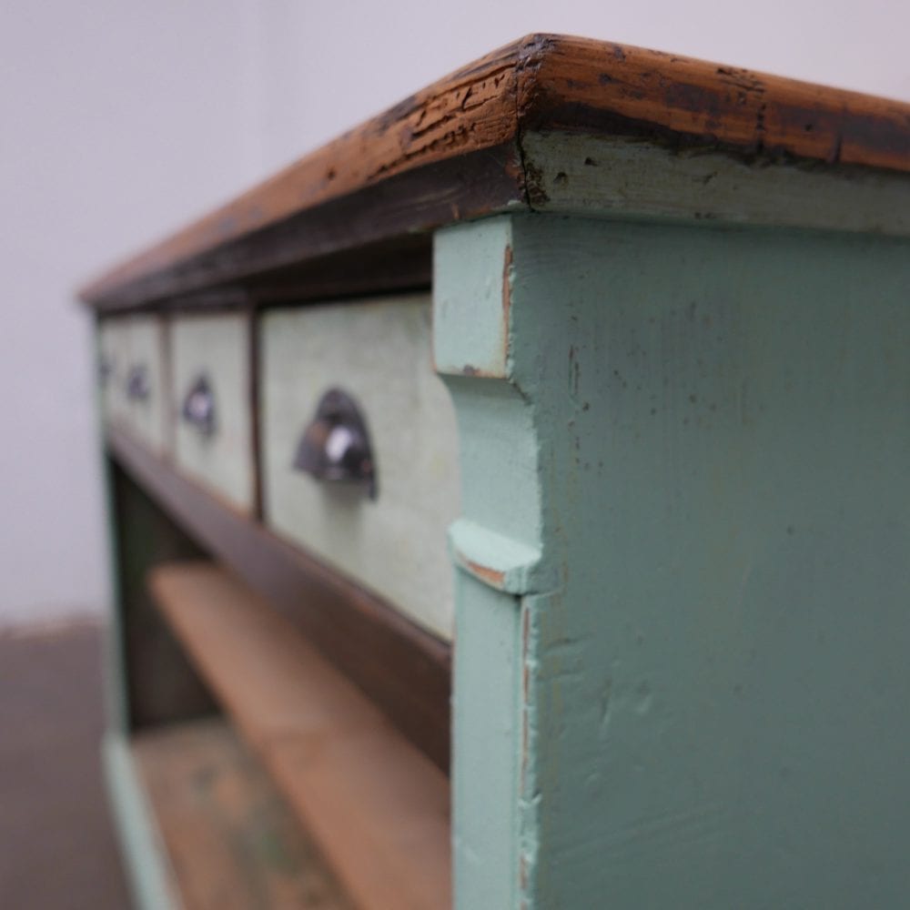 Mint kleurige houten commode
