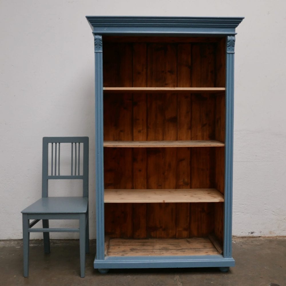 Open houten blauwe kast