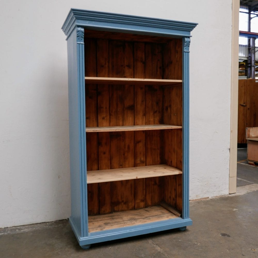 Open houten blauwe kast