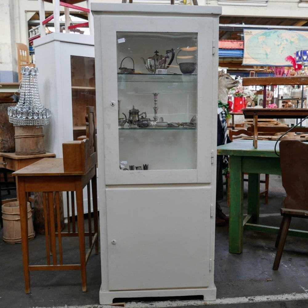 Witte houten vitrinekast
