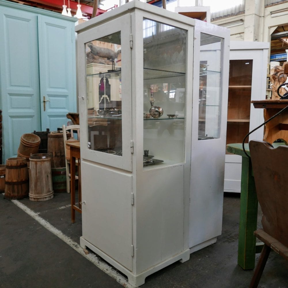 Witte houten vitrinekast