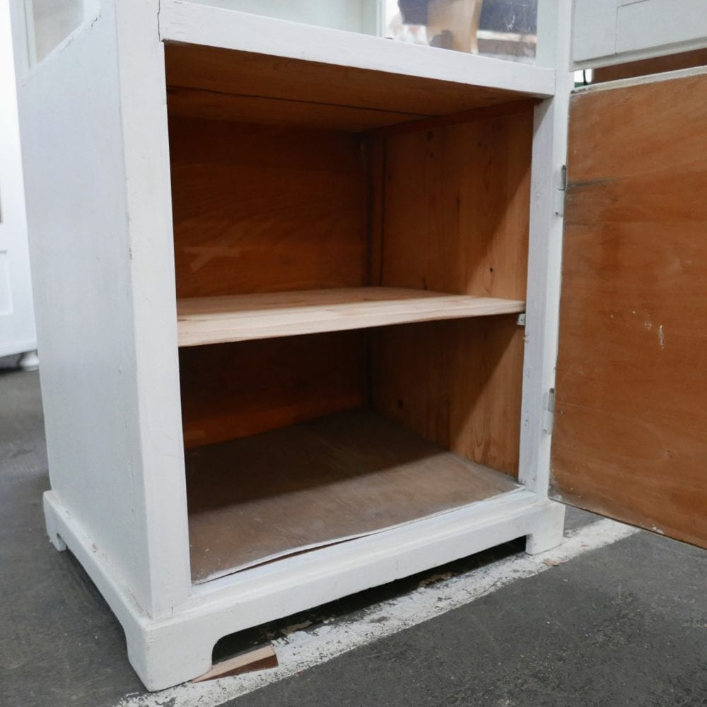 Witte houten vitrinekast