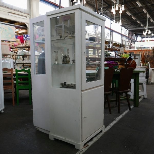 Witte houten vitrinekast