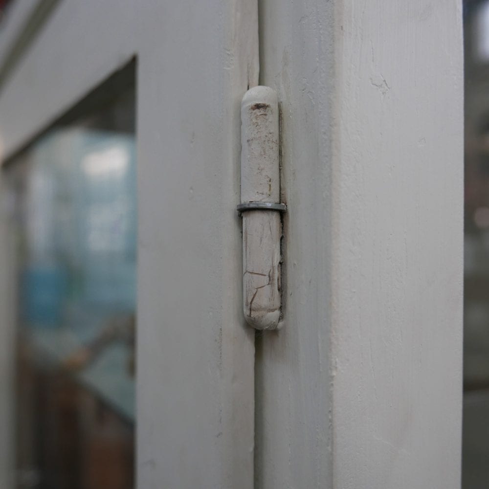 Witte houten vitrinekast