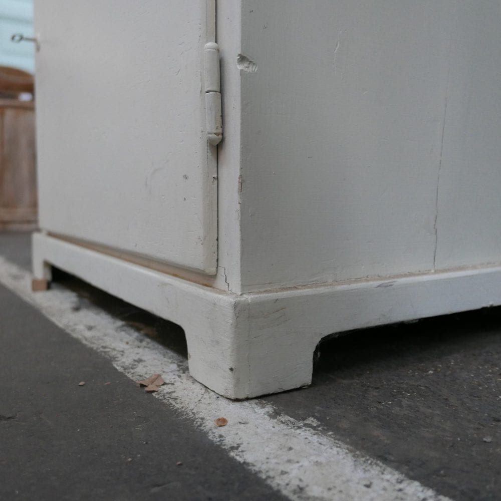 Witte houten vitrinekast