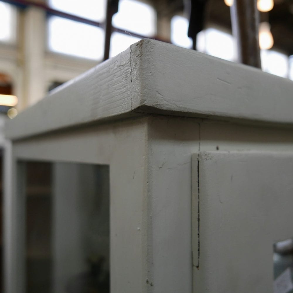 Witte houten vitrinekast