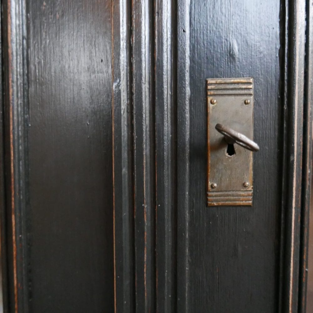 Zwarte houten vitrinekast