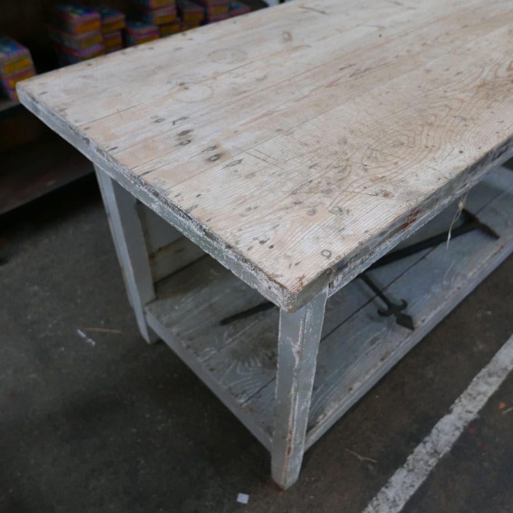 Grijze houten winkeltafel of werktafel