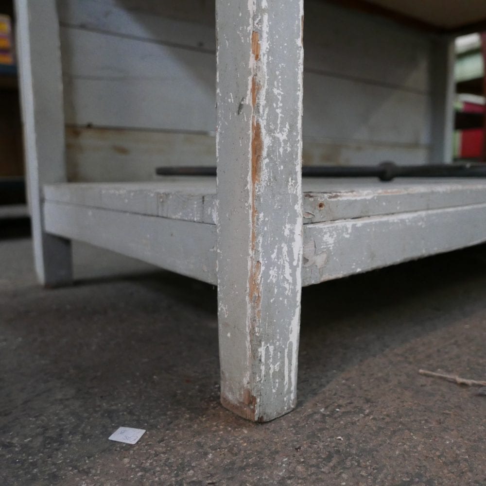 Grijze houten winkeltafel of werktafel