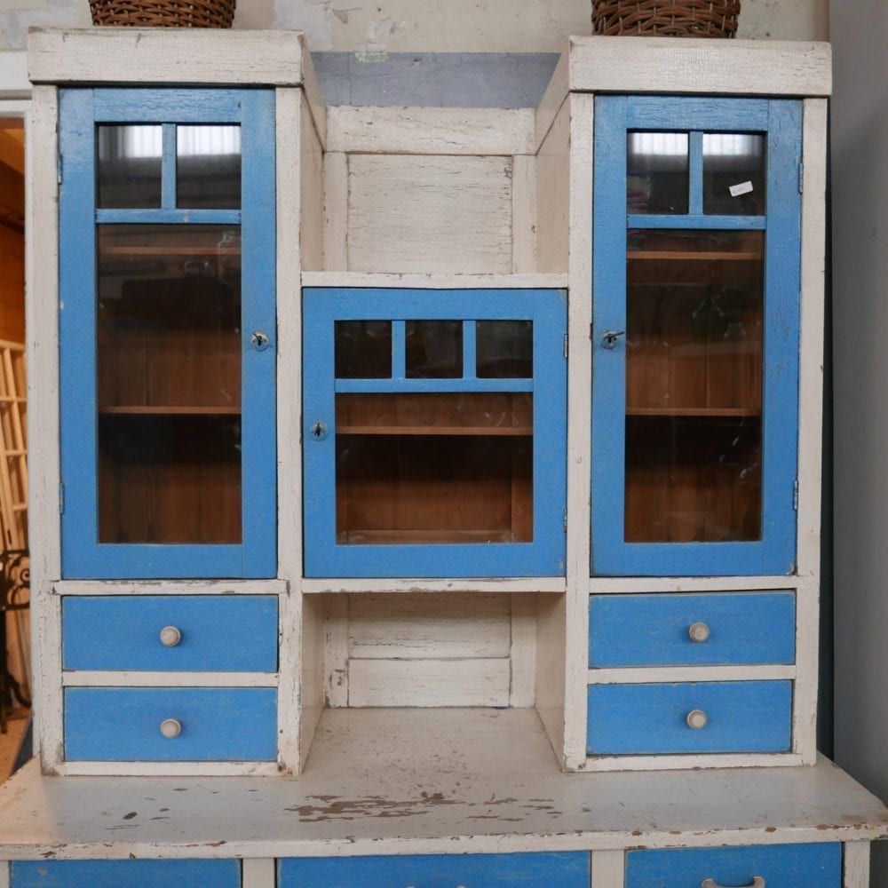 Blauw-witte buffetkast