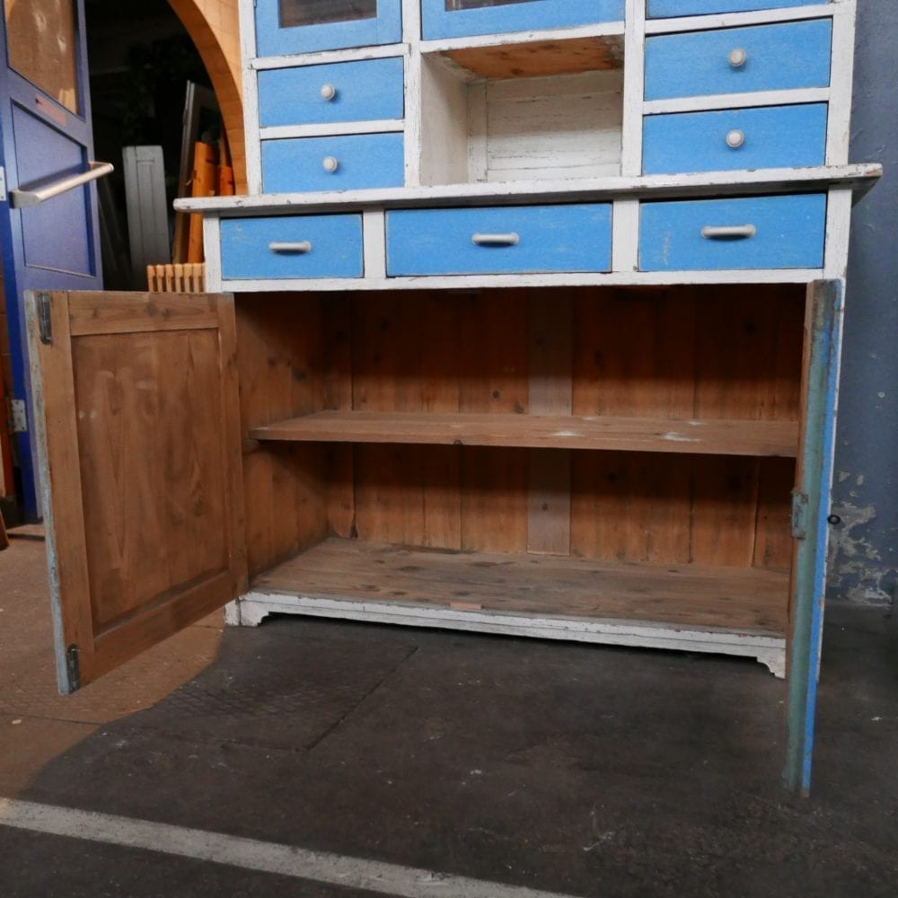 Blauw-witte buffetkast