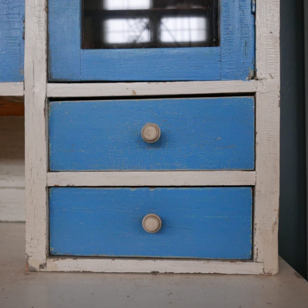 Blauw-witte buffetkast