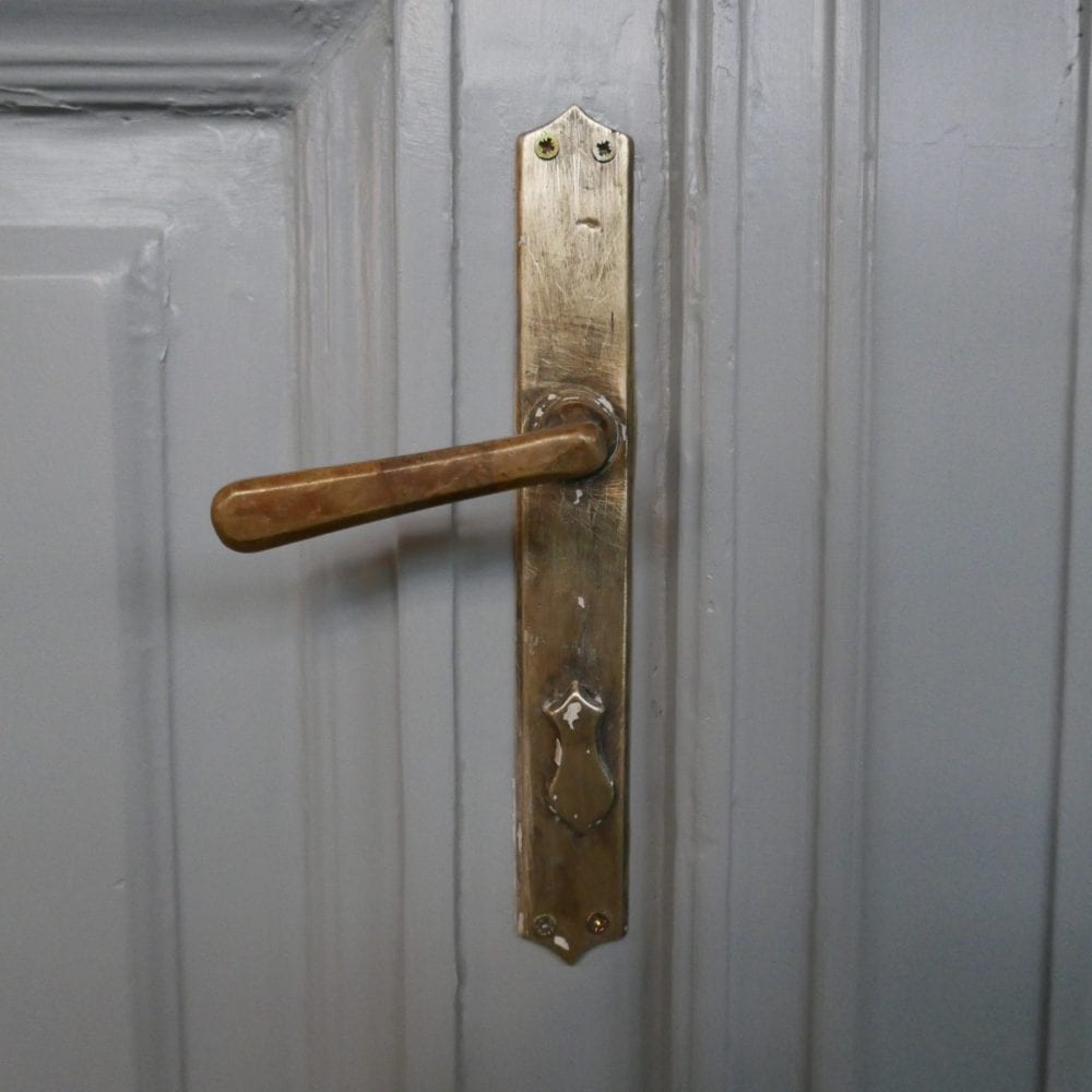 Grijze hoge kast