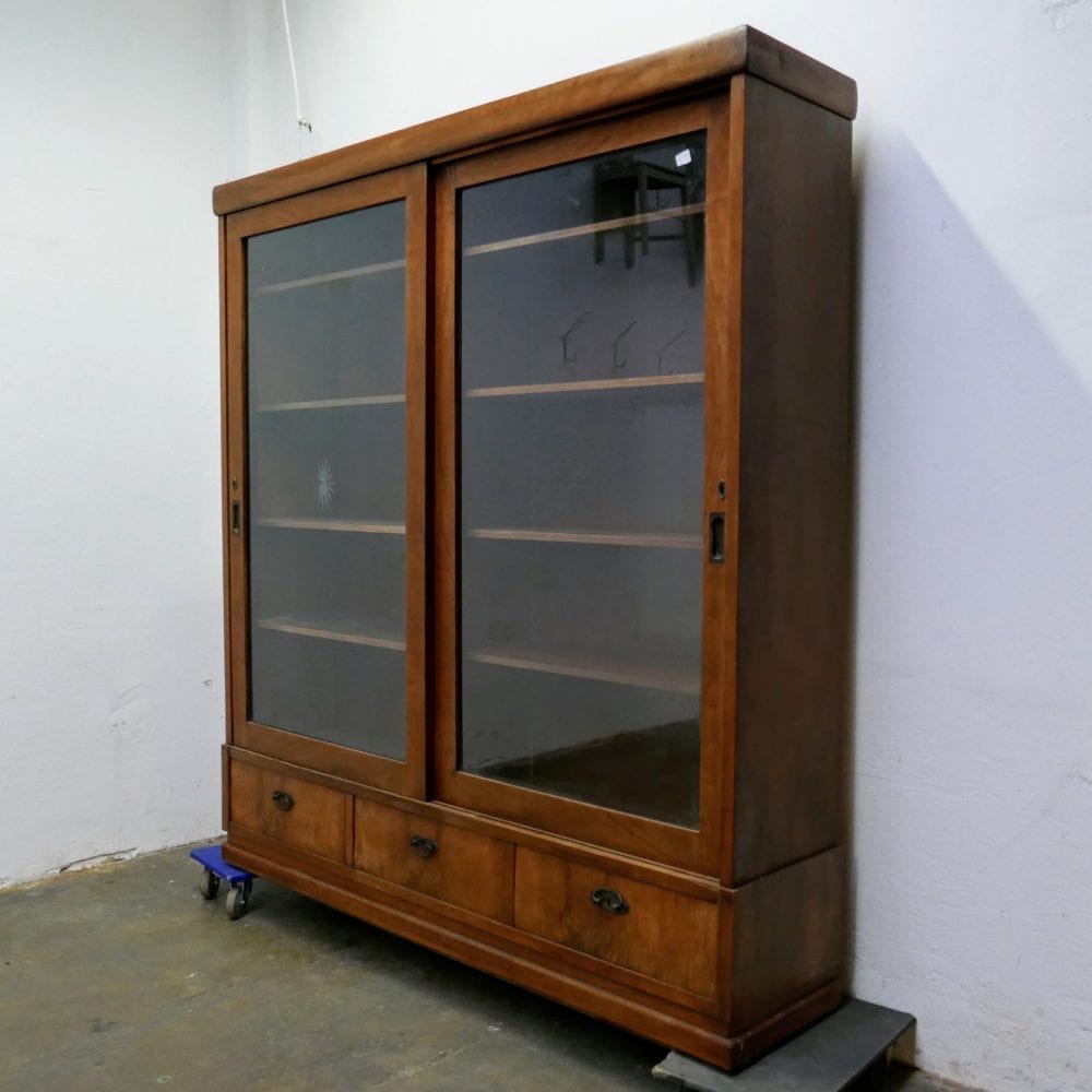 Houten winkelkast of vitrinekast
