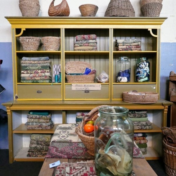 Groen-gele houten winkelkast
