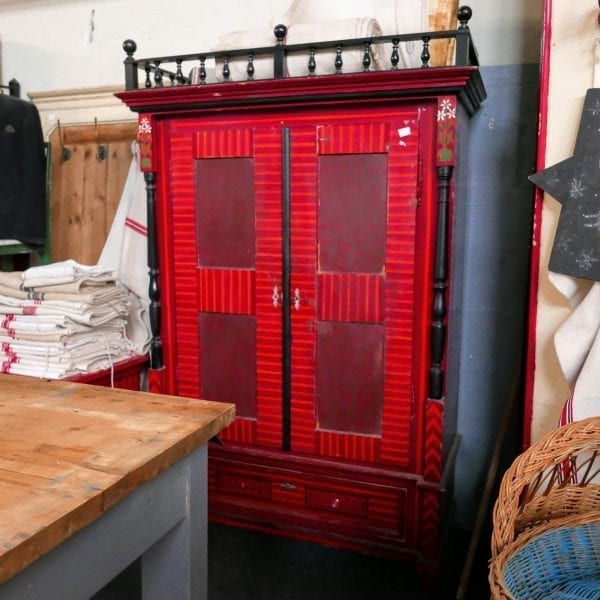 Houten rode Hongaarse linnenkast
