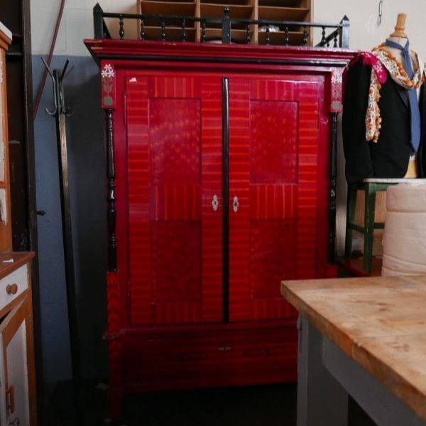 Houten rode Hongaarse linnenkast