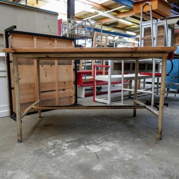 Industriële metalen tafel